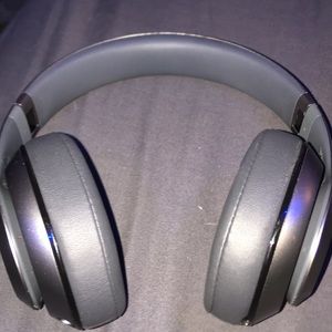 I’m selling a gray pair of beats studio 2